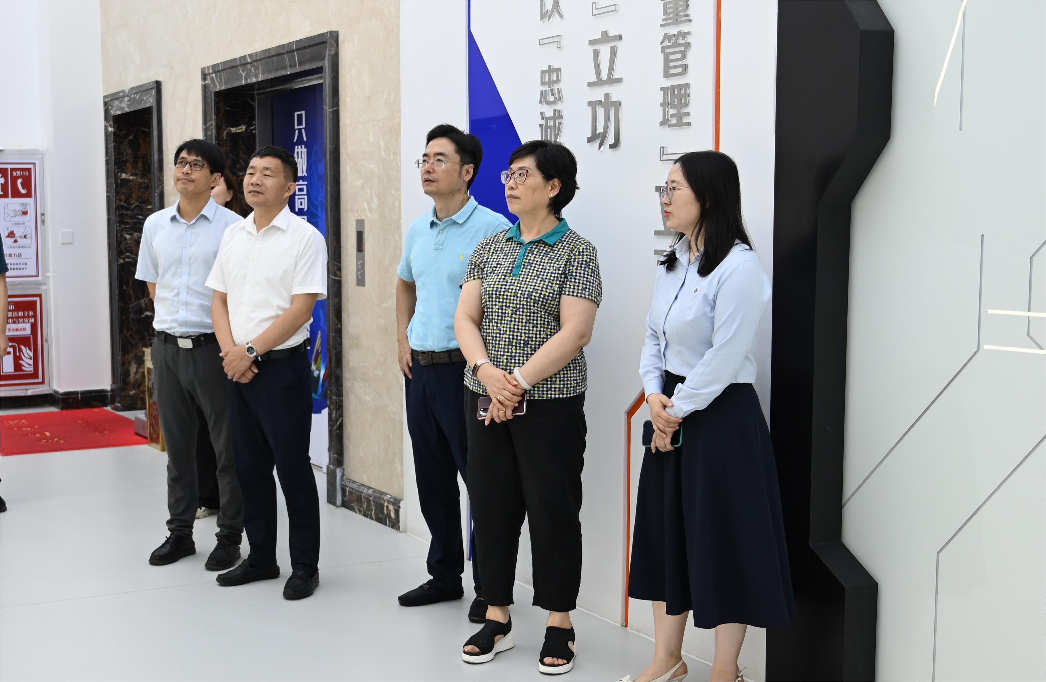 无锡市科协调研五彩堂股份科技建设工作