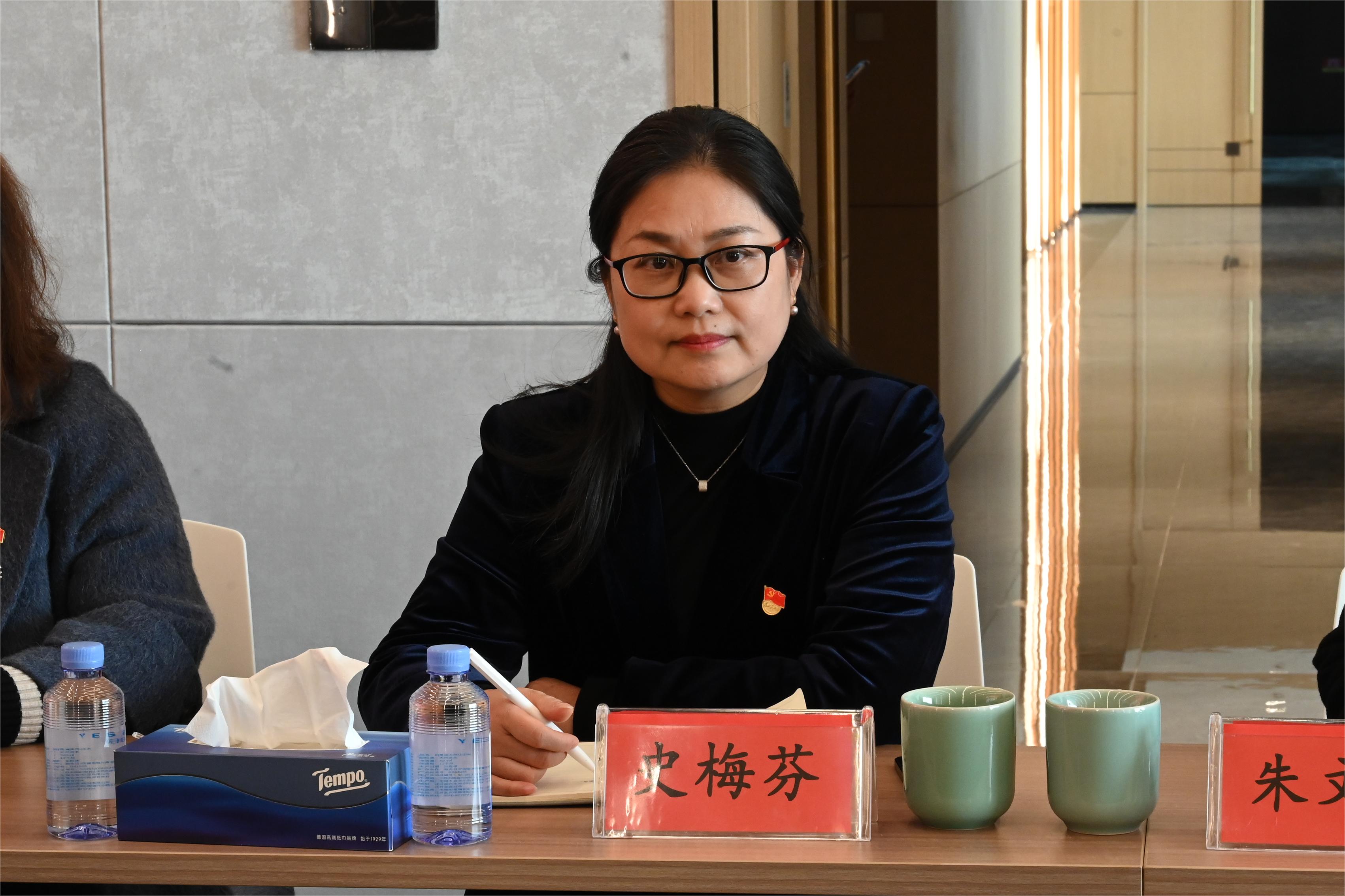 傲雪寒梅自芬芳，恒久绽放谱新章——记五彩堂股份采供部高级部长史梅芬